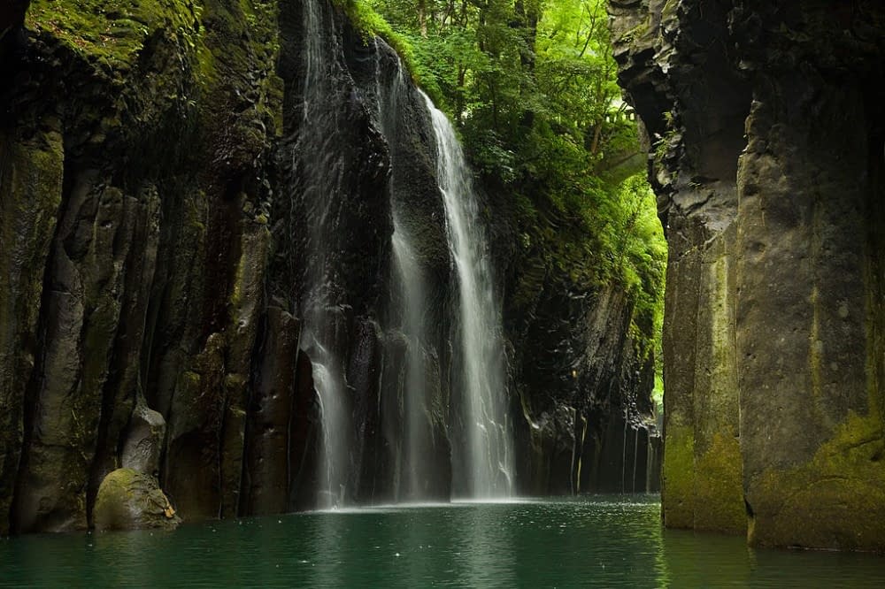 Takachiho_Gorge_by_boat