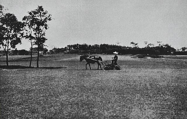 A black and white photo of Tokyo Golf Club in the early 1900s