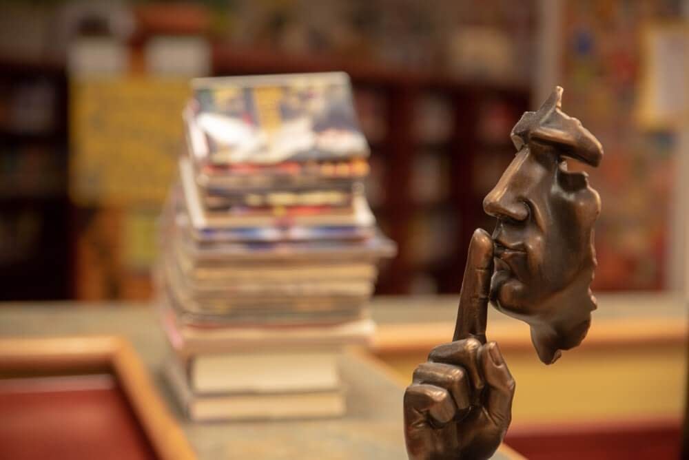 shushing-statue-in-library